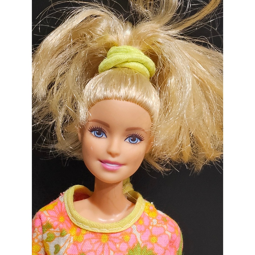 Mattel Barbie Doll Retro Floral Top Yellow Leggings Poodle & Sunglasses - Picture 2 of 8